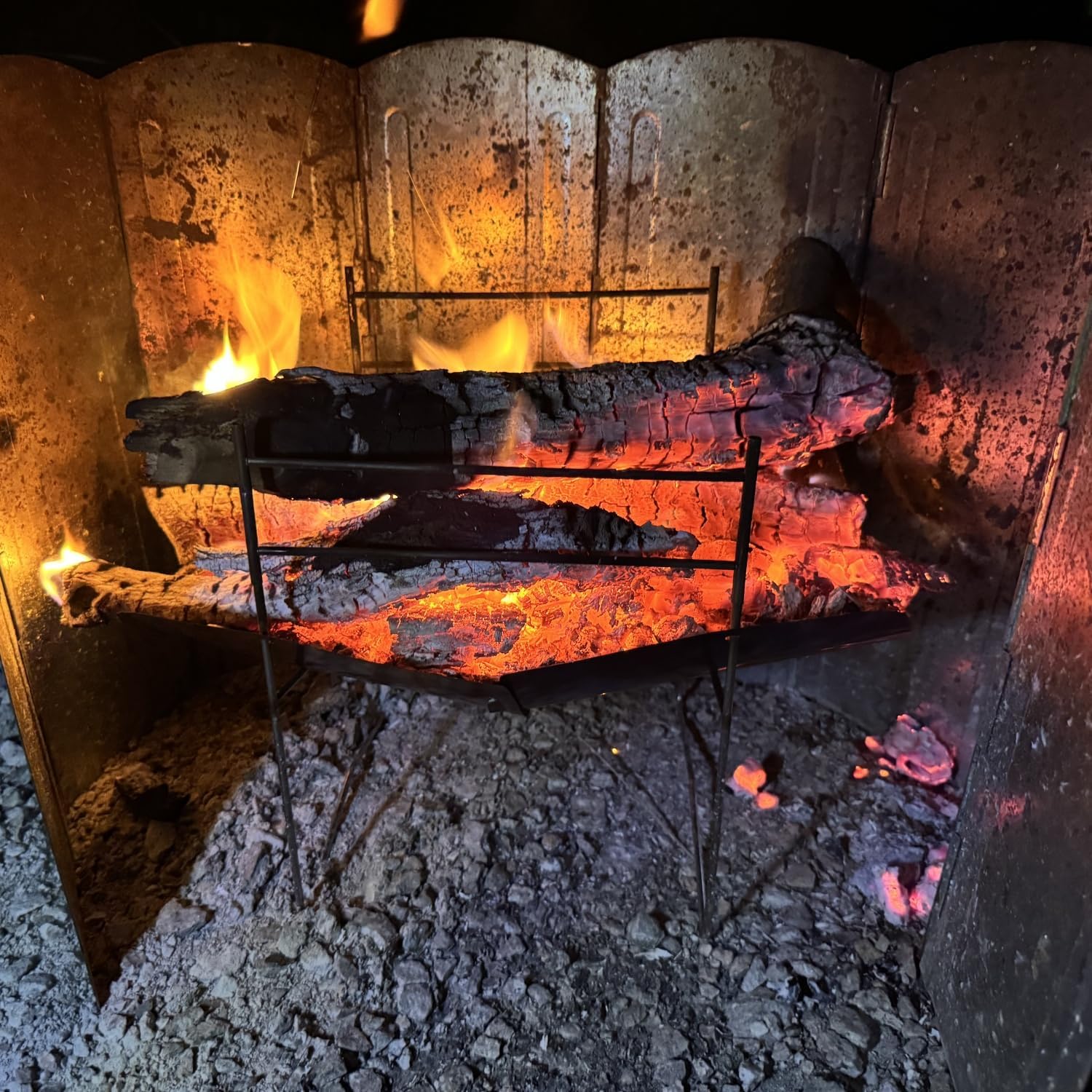 チタン製 //火床 焚き火台 軽量 チタン焚火台 コンパクト 耐久性に優れる ゴトク 収納バッグ付き ソロキャンプ 登山バイクツアーに最適 A4サイズ
